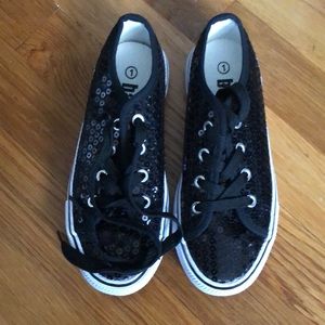 Black sequence sneakers, size 1 youth